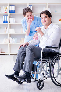 使用轮椅的残疾病人定期检图片