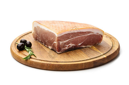 一块白上的熏猪肉带有修剪路径背景图片