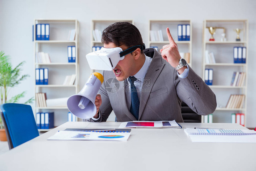 办公室里戴虚拟现实眼镜的商人图片
