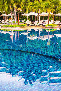 美丽的豪华户外豪华游泳池图片