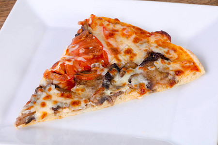 茄子披萨配番茄和奶酪图片
