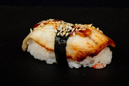 日本鳗鱼冷寿司背景图片