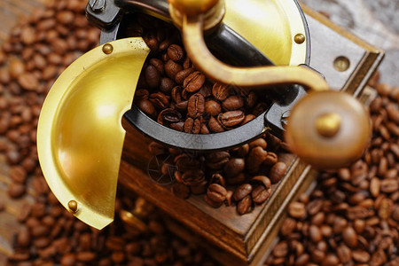 咖啡豆和咖啡磨背景图片