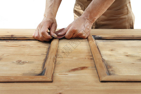 木匠手用砂纸在木头上工作背景图片