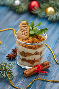 圣诞甜点和肉桂在木背景图片