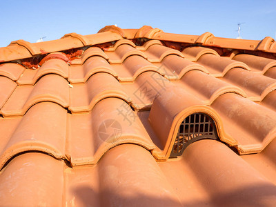 通风口由格栅保护屋顶有砖罩背景图片