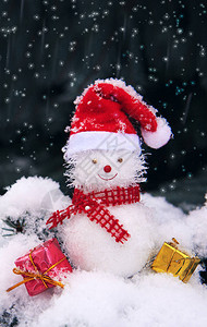圣诞雪人带着红围巾和圣塔克萨斯帽子在冬天背景中被隔离图片