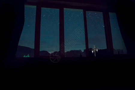 在夜空与星的视图窗口图片