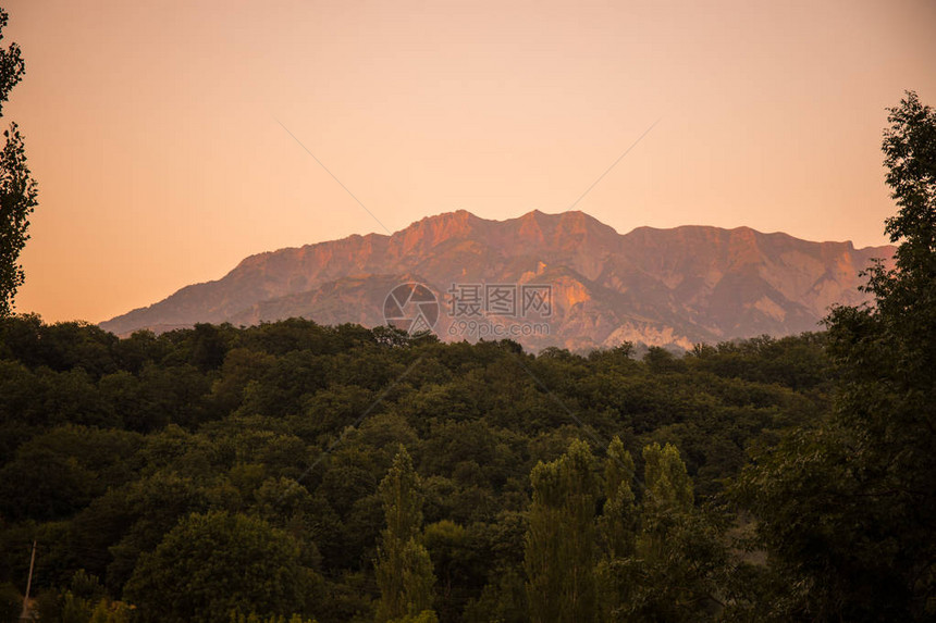 夏季高加索山区和森林的大片景观图片