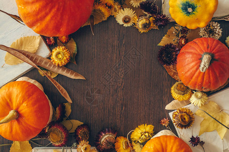 感恩节背景与秋季干花南瓜和旧木背景上的落叶感恩节背景与季节浆果和水图片