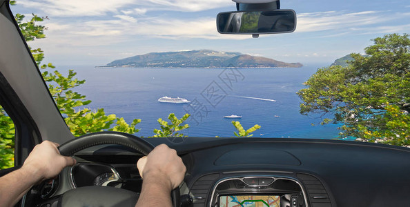 在意大利那不勒斯湾卡普里看到一辆汽车驶向美丽图片