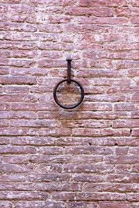 佛罗伦萨一座宫殿的一堵旧砖墙上挂图片