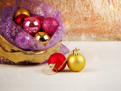 圣诞舞会装饰品惊喜时间圣诞礼物盒和彩球请在圣诞节图片