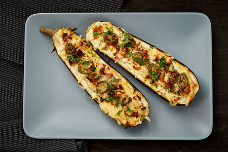 灰色盘子上的茄子奶酪和墨西哥胡椒的美味砂锅图片