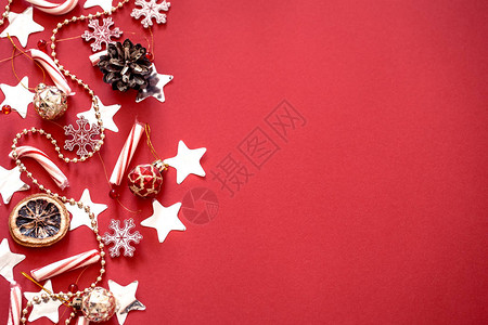 红色背景上不同的圣诞节装饰图片