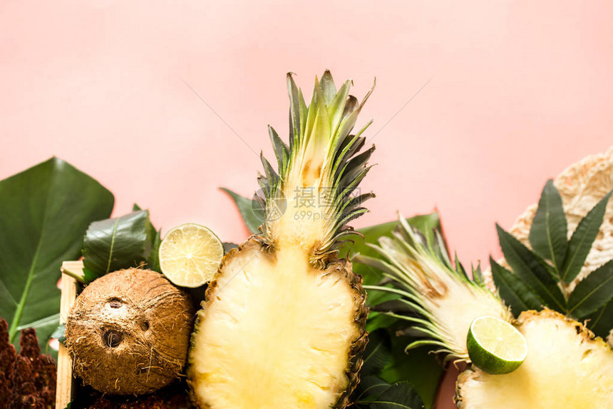具有粉红背景水果菠萝椰子柠檬的热带美图片