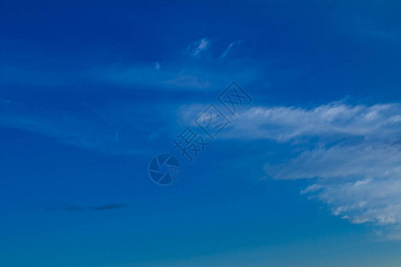 蓝天背景与轻白云图片