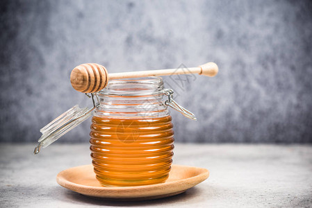 装有机金蜂蜜的罐子图片