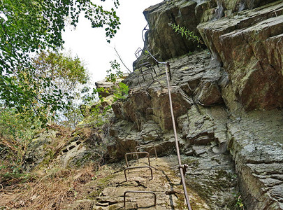 Bechyne的一座陡峭的岩石墙图片