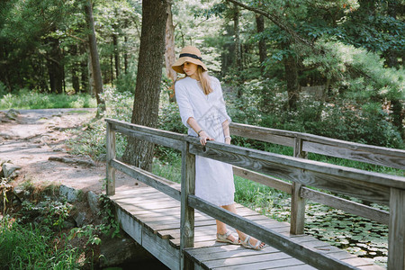 美丽的年轻女士思考惊人的夏日风景站在林中木图片