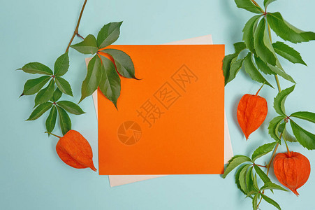 空白的橙色纸板为您的艺术图片或手写字母合成模型复制了空间图片