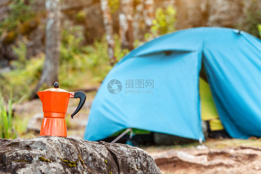 Geyser咖啡壶背景有露营帐篷图片