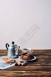 咖啡杯用古董金属锅和香料在生锈图片