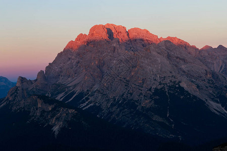 Montecrisistallo山峰在神奇的多洛米山脉日图片