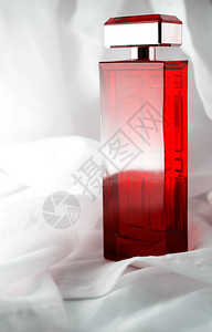 白色背景上的红色香水高清图片