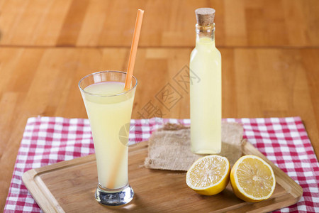 美味的新鲜自制冰凉清爽的夏季柠檬水莫吉托图片