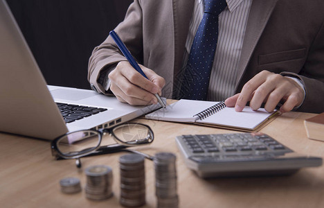 在办公室表格上写财务说明的计算员商业会计概念规划预算和审计单背景图片