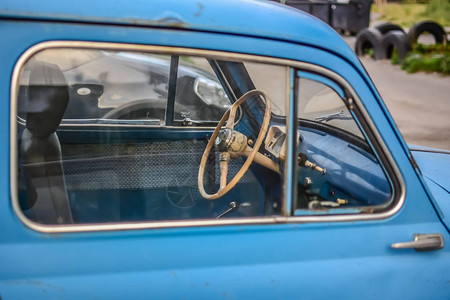 明亮蓝色旧汽车的侧面部分图片