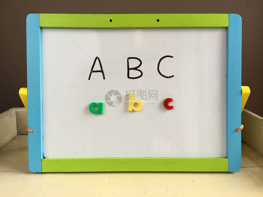 通过白板上的ABC字母学习英语儿童图片