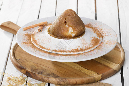 土耳其语和阿拉伯语传统的斋月甜点IrmikHelvasi冰淇图片