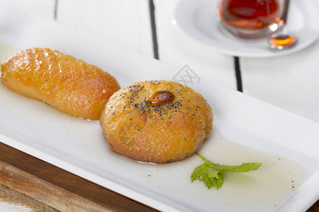 土耳其语和阿拉伯语传统斋月甜点塞克帕雷用薄荷叶盘装在生图片