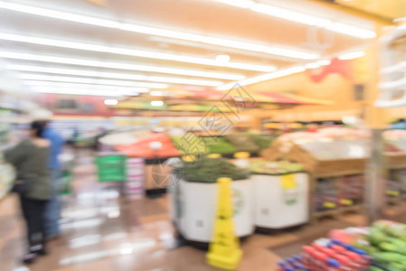 连锁超市logo在美国当地的拉丁美洲连锁超市购物的人形象模糊顾客购买新鲜水果蔬菜展出的当地有机农产品杂货背景