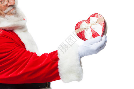 戴白手套的圣诞老人拿着一个红心形礼物盒图片