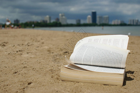 在海滩上随风飘扬的书页图片
