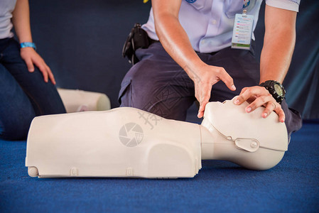 一个人在急救班的模特儿上练习心肺复图片