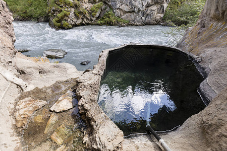 吉尔斯坦AltynArashan河谷的温泉小图片