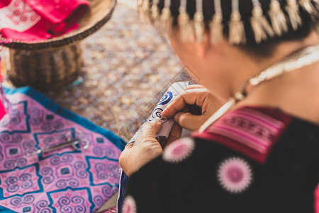 Asiian山丘部落缝纫她的衣服上传统的艺术图片