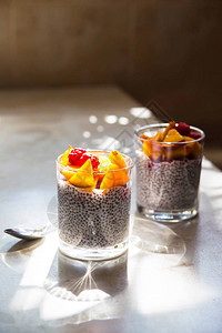 椰奶上的奇亚布丁覆盆子和桃子装在玻璃罐子里图片