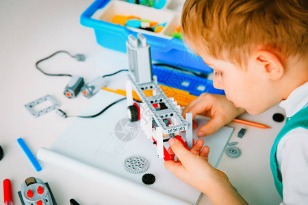 机器人技术学校课程中的儿童建筑机器图片