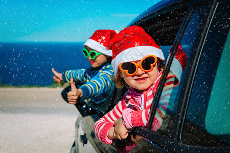 圣诞汽车旅行快乐的孩子们在冬天的图片