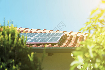屋顶上的太阳能电池板替代电力图片