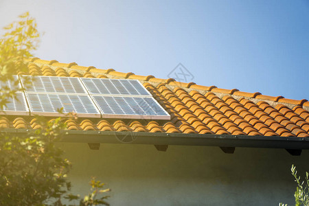 屋顶上的太阳能电池板替代电力图片