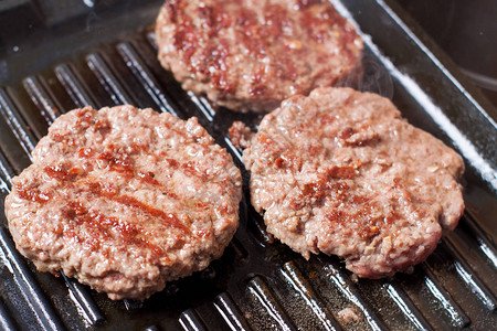 自制汉堡牛肉片的制备高清图片