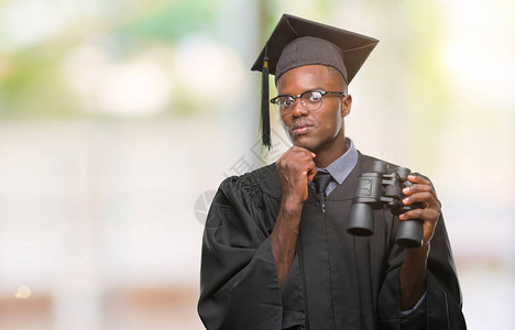 年轻毕业的非洲裔美国人用双筒望远镜寻找工作图片