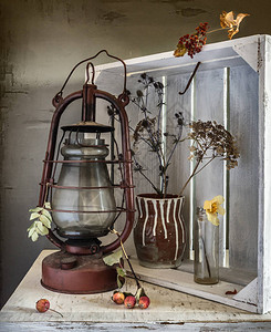 有盒子干植物和煤油灯的静物复古复古图片