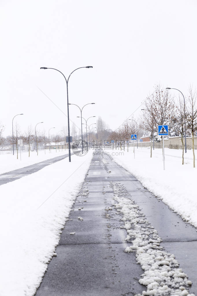 在冬天满是雪的城市里由雪图片